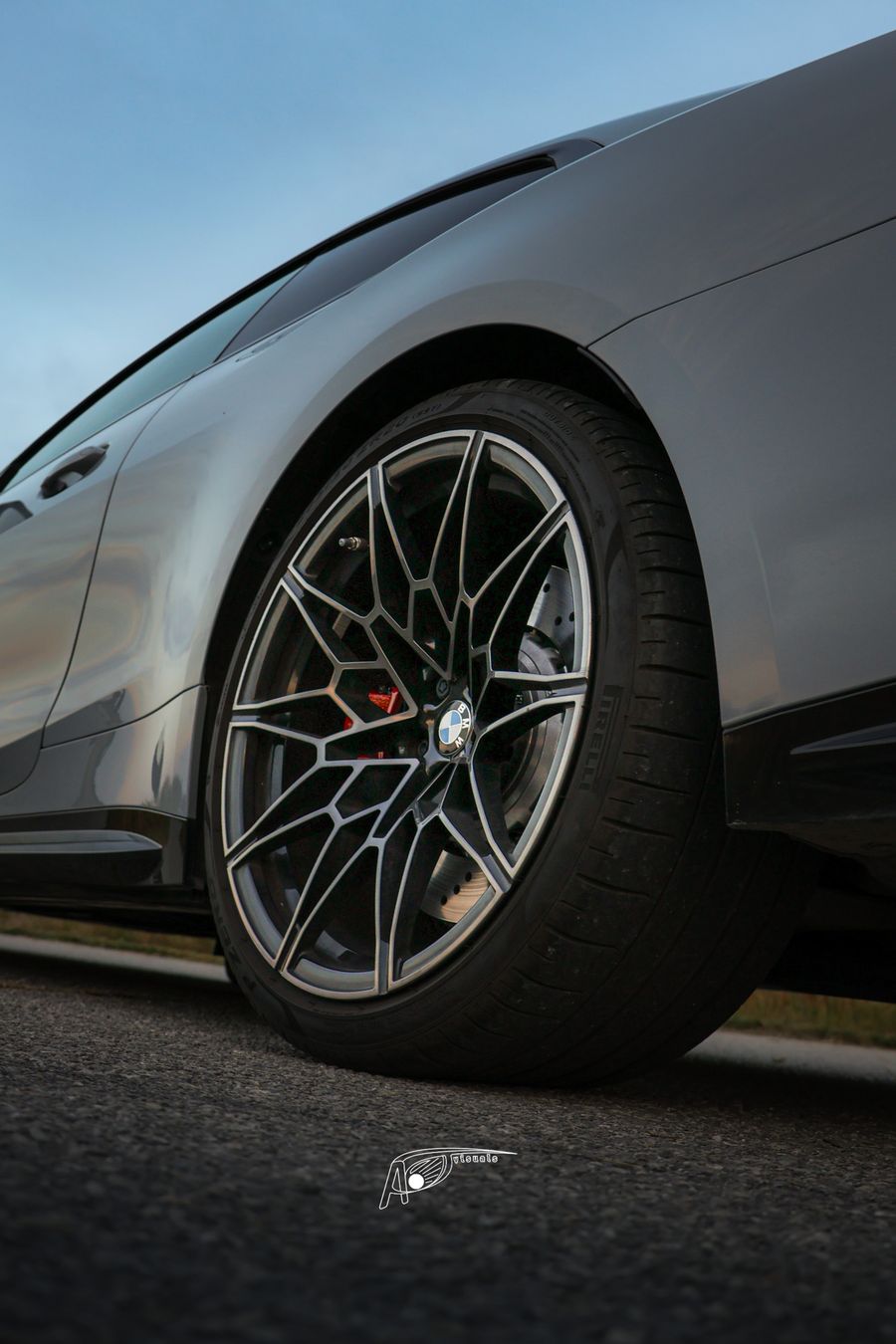 Platišče sivega BMW M4 v mraku
