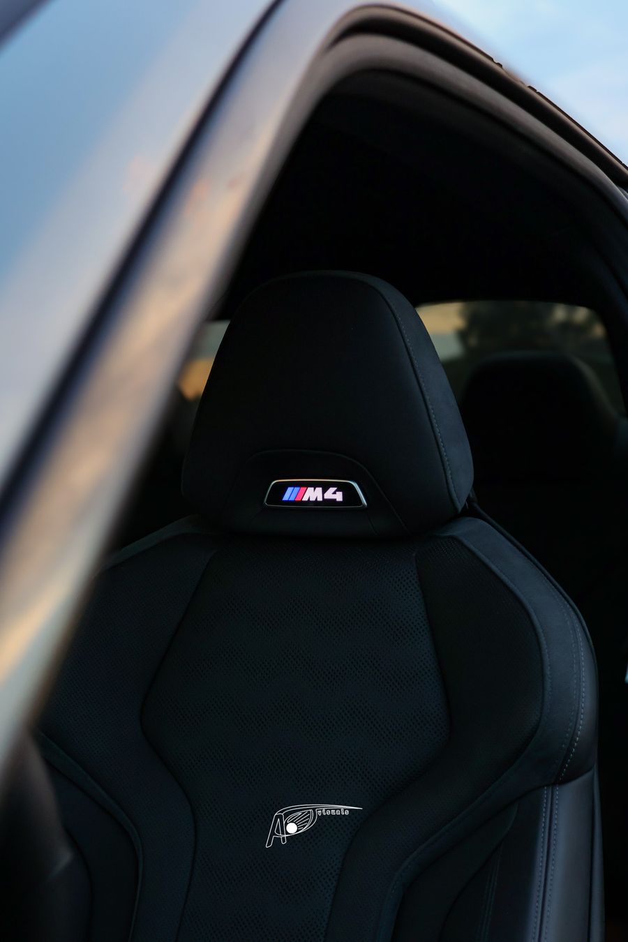Sedež BMW M4 z osvetljenim M4 znakom